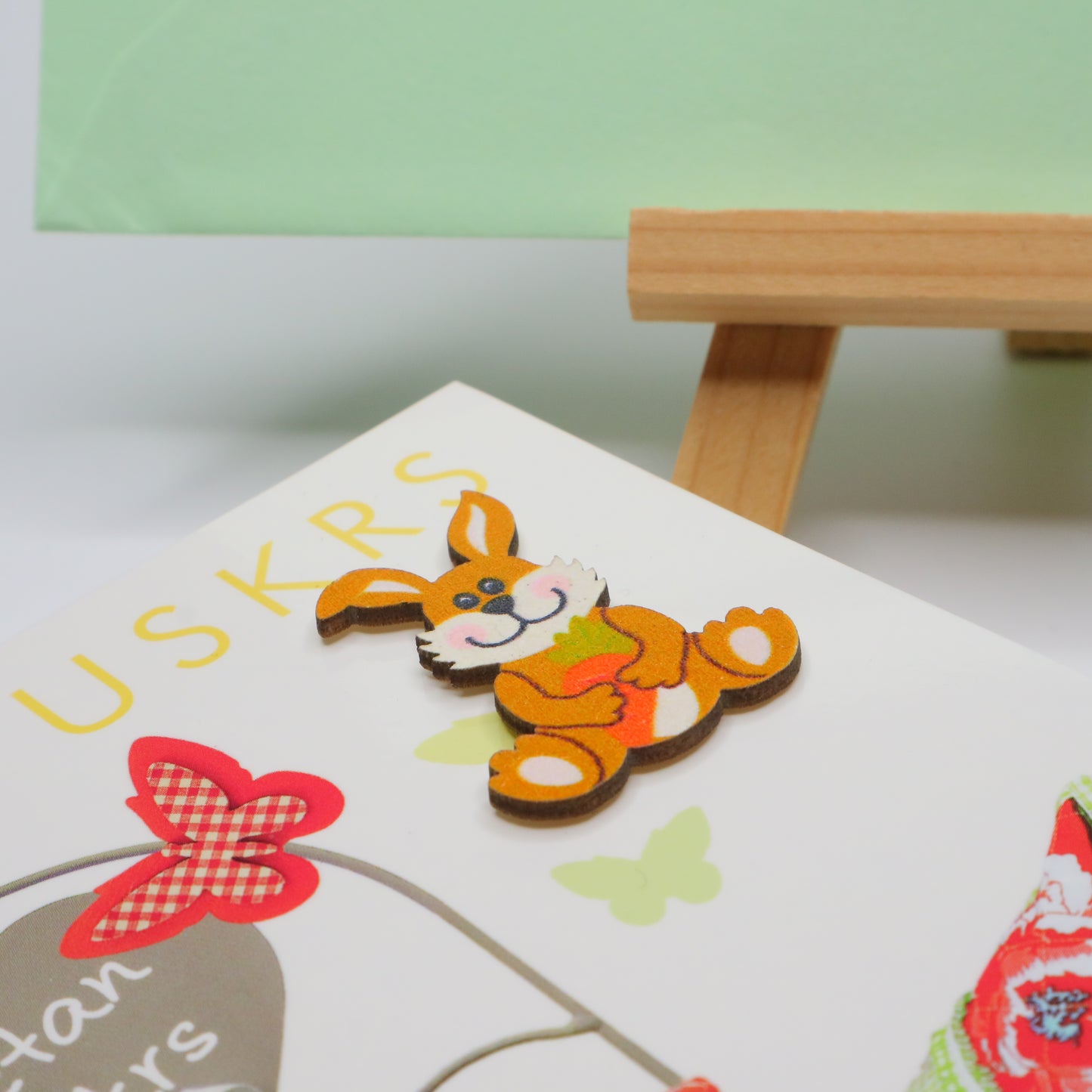 Sretan Uskrs Bunny 3D Easter Greeting Card Wooden fox figure on a card with colorful elements